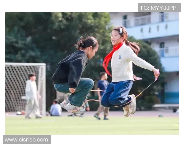在体育课上体验团队合作与个人挑战的乐趣与成长